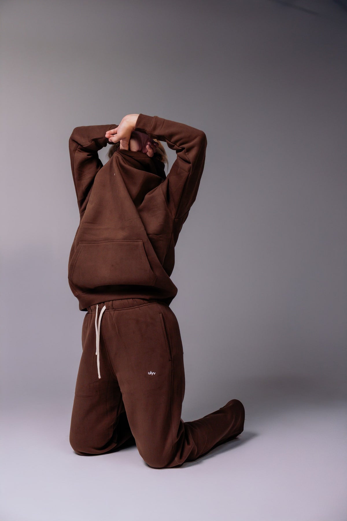 Model styling the ULYV brown Essential set